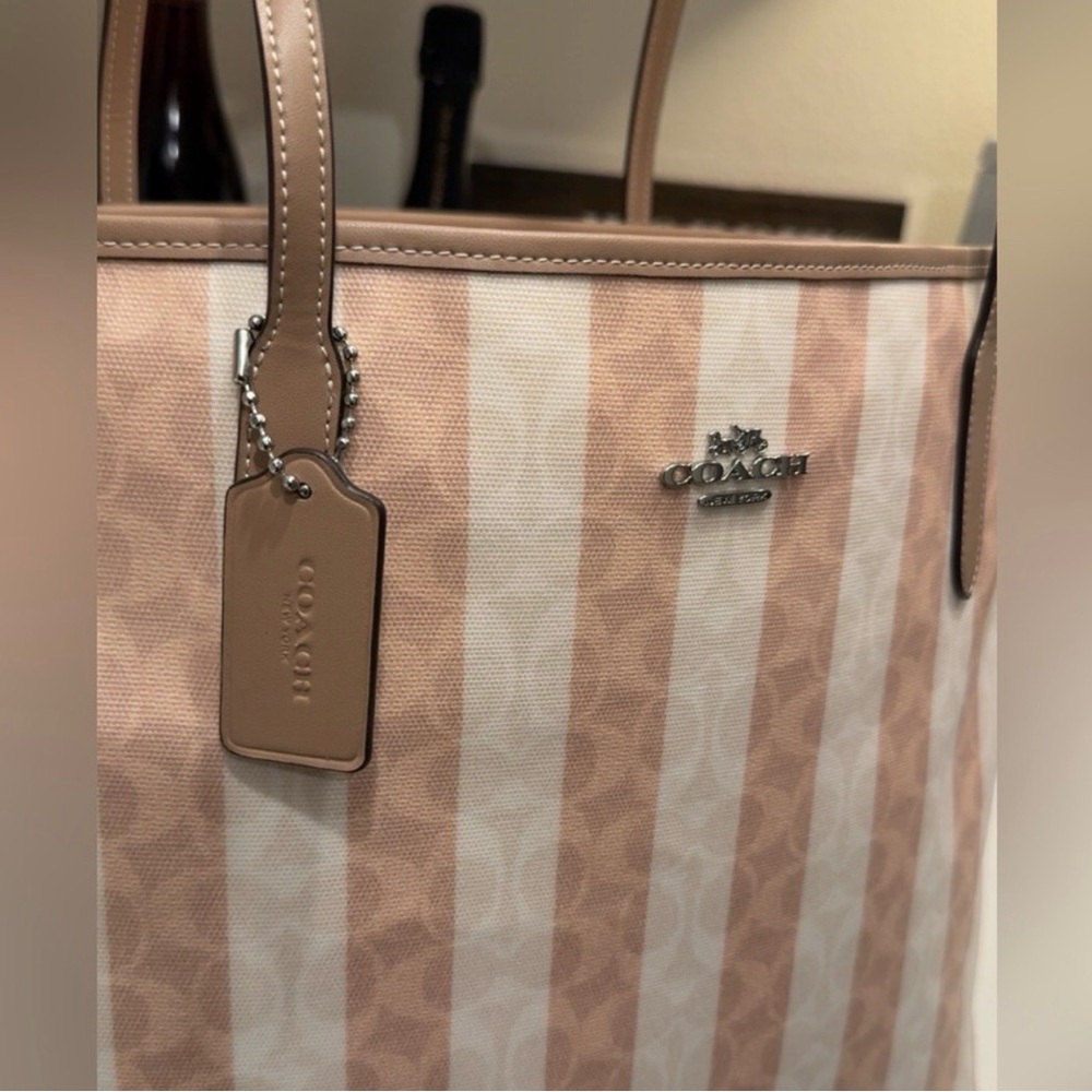 NEW!! NWT Coach Large City Tote Tan&White Striped Tote Bag with Silver Hardware🤍 - Picture 3 of 9